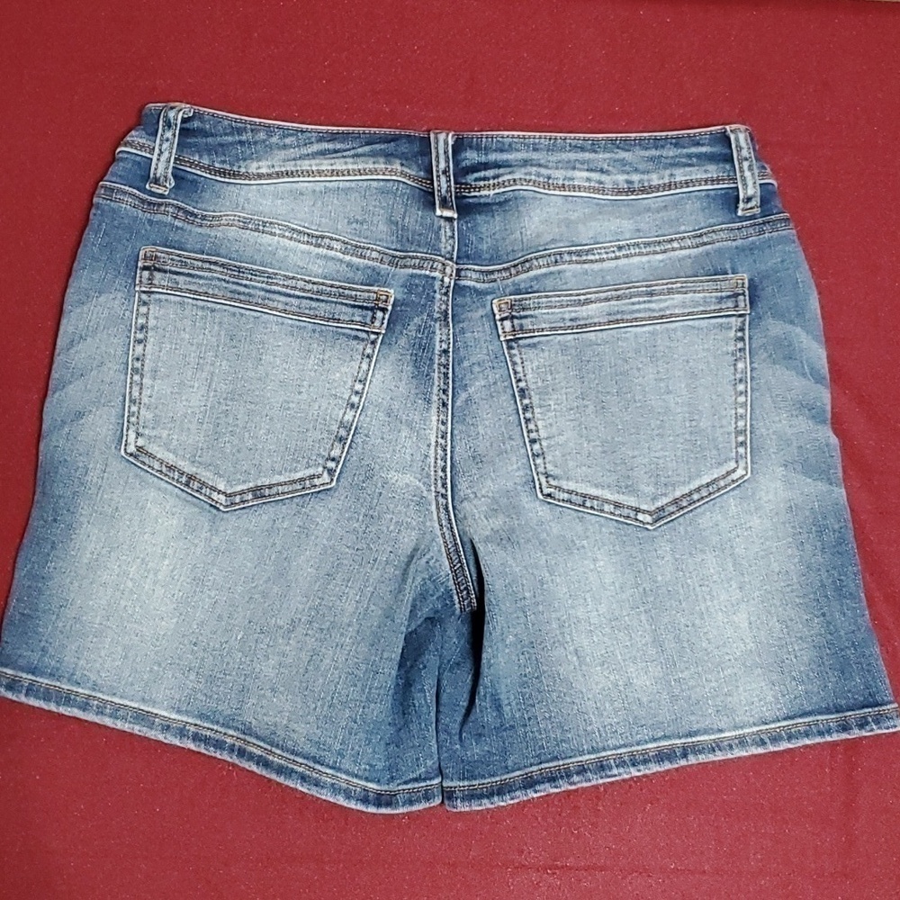 EUC Maurices Women's Button Fly 5 Pocket Medium Wash Blue Jean Shorts Size 5/6 - Picture 3 of 12